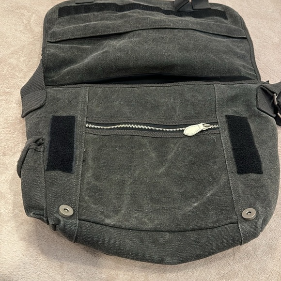 Add your own pictures to this super cool vintage messenger bag. - Picture 2 of 13